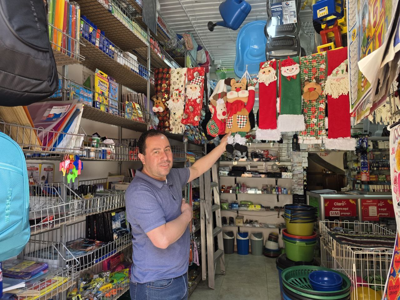 Pareja revisando documentos financieros