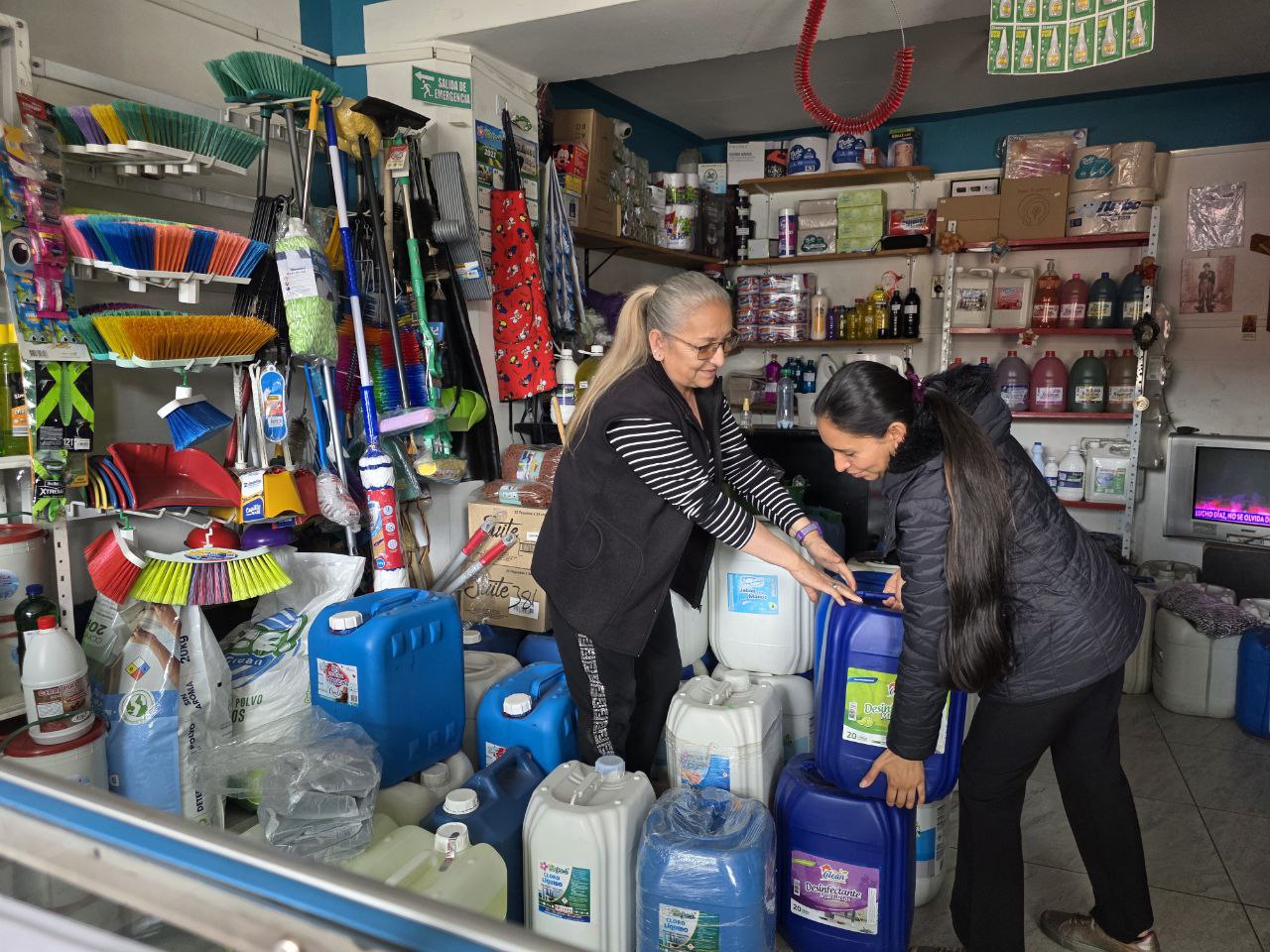 Familia relajada disfrutando su hogar