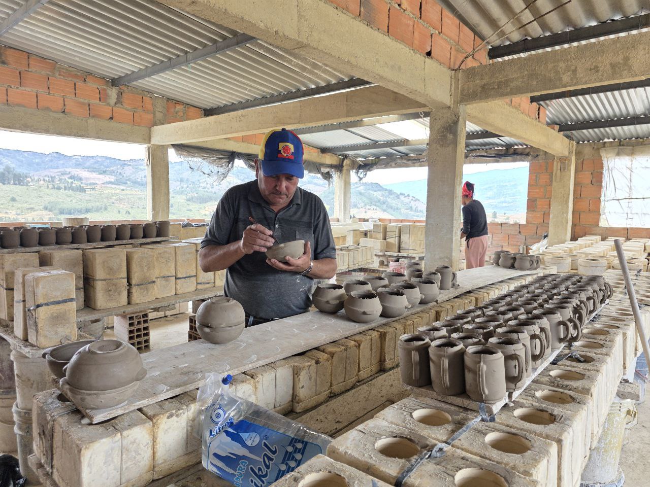 Mujer emprendedora gestionando su negocio